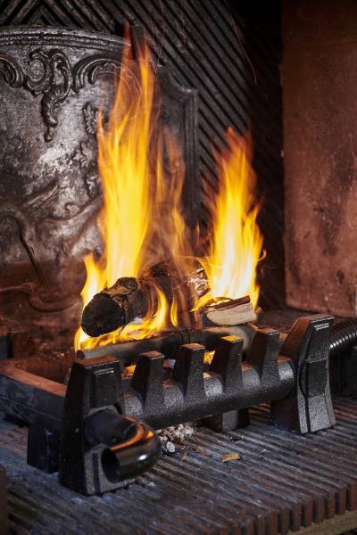 La chaleur du feu est dirigée dans la pièce à vivre