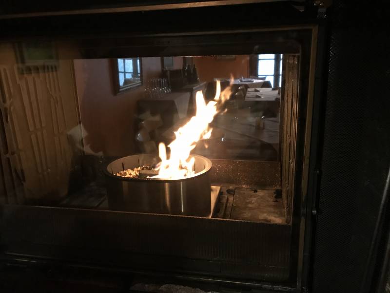 Dans un foyer à double entrée,  QAÏTO remplace avantageusement les bûches