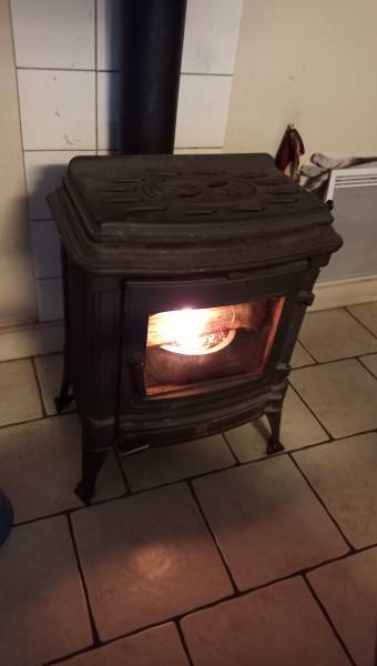 Un poêle à bois au travail avec un QAÏTO Q10