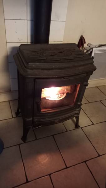 Q10 à travers la vitre d'un poêle GODIN