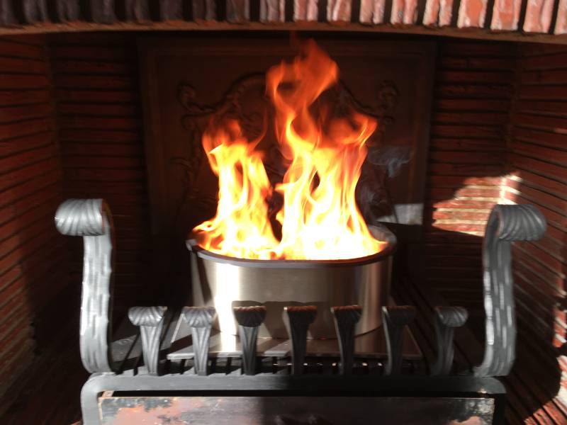 QAÏTO Q30 avec réhausse dans un foyer ouvert