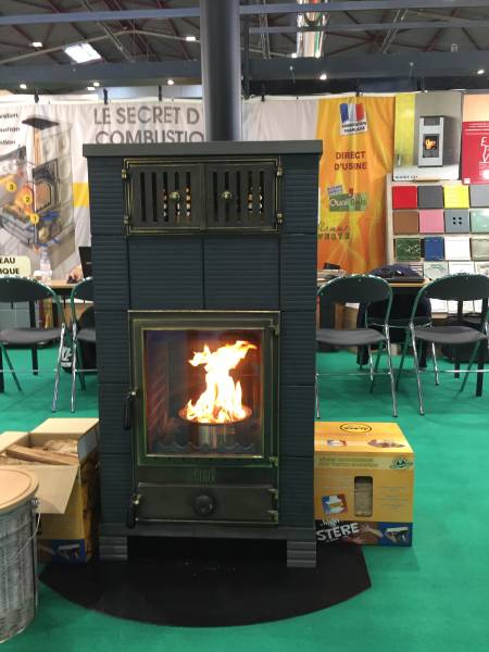 Le QAÏTO Q20 a été testé en ''live''' sur un salon dans un poêle à bois OLLIGER