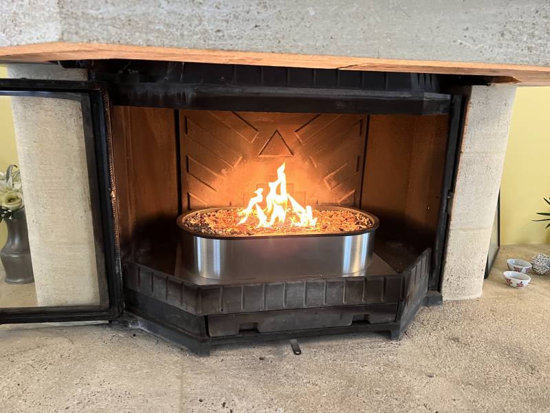 QAÏTO installed in a fireplace