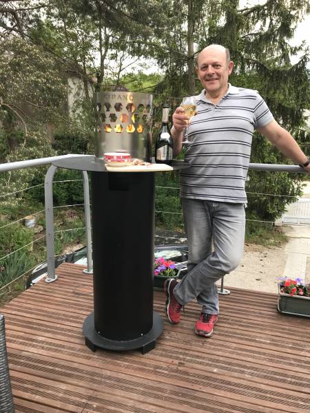 La table brasero CIRANO réchauffe les Co€urs sans réchauffer les coupes de champagne servies fraîches