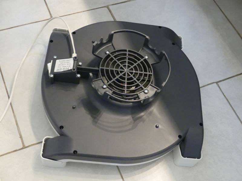 La base du sèche-linge, ici renversé, s'adapte à toutes les tours à linge