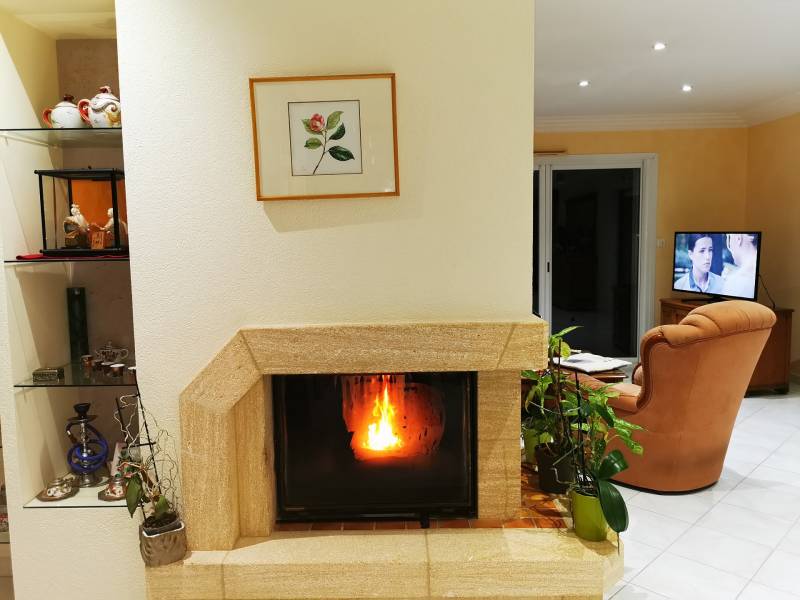 Le récupérateur de chaleur pour cheminée ouverte EQUATAIR et son support  PARE-BÛCHES à MONTPELLIER - Création et distribution de produits  domestiques innovants - Confort Domo France