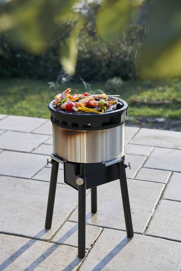 La cuisine au barbecue sur une plaque en fonte alimentaire est une cuisine très saine