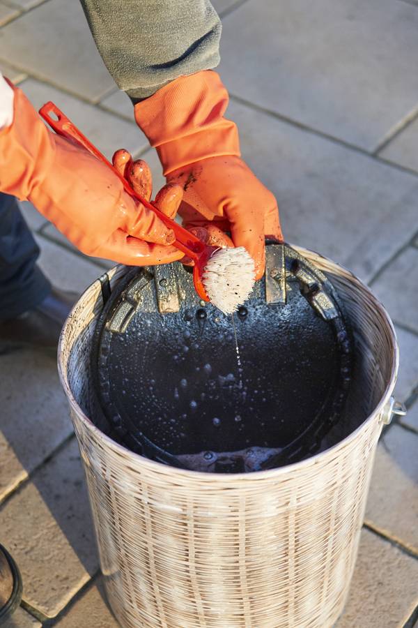 Lavage éco-responsable de la plancha avec un Décap Graiss 100% biodégradable