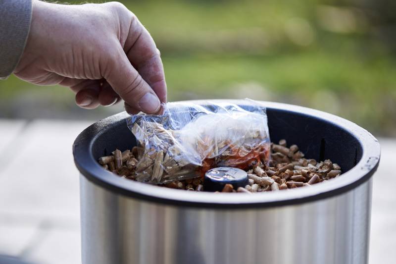 Posez le sachet sur la masse de granulés