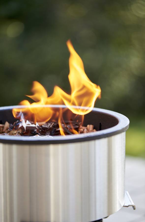 Les granulés s'enflamment progressivement par le haut  du barbecue