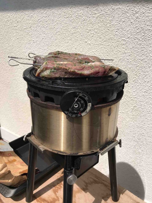 Avec sa plancha en fonte émaillée, le brasero QAÏTO devient barbecue pour une cuisson saine et rapide